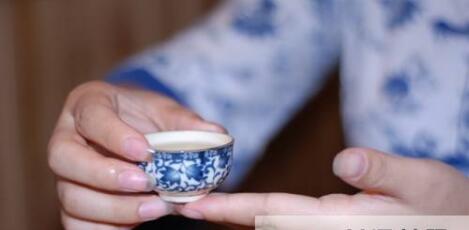 女士喝茶的手勢(shì)，女人正確喝茶手勢(shì)姿勢(shì)圖