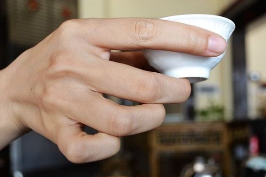 女士喝茶的手勢(shì)，女人正確喝茶手勢(shì)姿勢(shì)圖