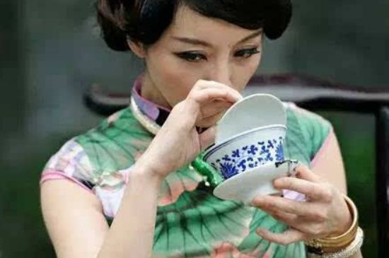 女士喝茶優(yōu)雅姿勢(shì)，女士正確喝茶姿勢(shì)禮儀