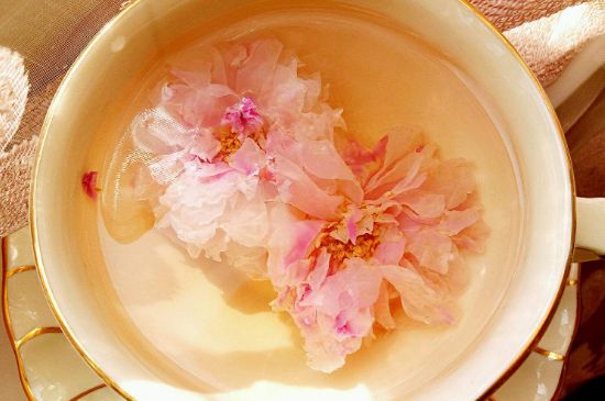 玫瑰花茶的功效與作用，堅(jiān)持喝一個(gè)月玫瑰花茶會(huì)怎樣？
