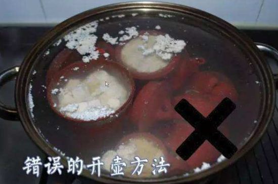 開(kāi)壺放豆腐是錯(cuò)誤的，新買的紫砂壺正確開(kāi)壺建議