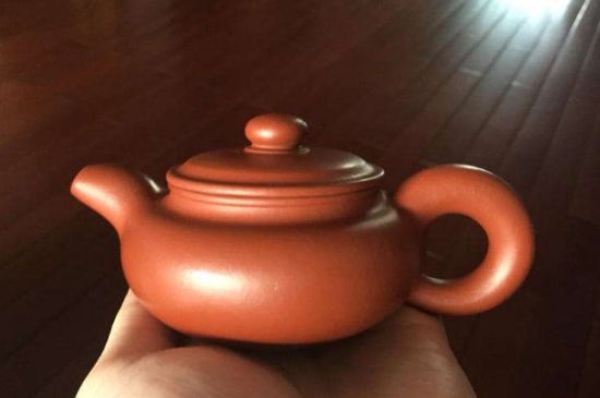朱泥<a href=http://www.rongxm.com/chaju/zisha/ target=_blank class=infotextkey>紫砂壺如何開壺</a>，朱泥壺日常泡茶養(yǎng)護
