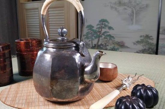 銀壺?zé)笏镉泻谏臇|西，為什么銀壺里有黑點