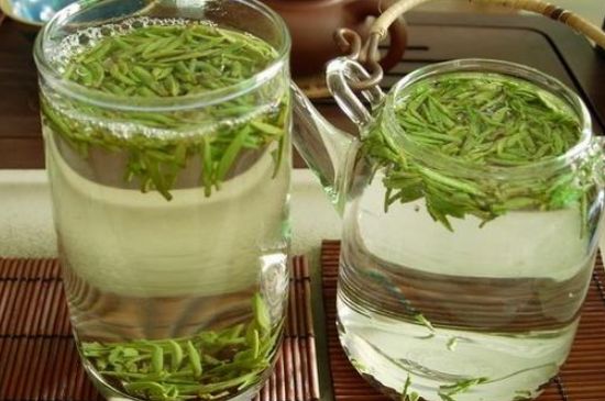 竹葉青和雀舌哪個(gè)貴，竹葉<a href=http://www.rongxm.com/fenlei/wulongcha/ target=_blank class=infotextkey>青茶</a>貴嗎？