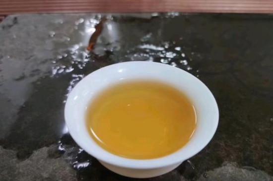 新舊白茶怎么區(qū)分，怎么分辨白茶是新還是舊