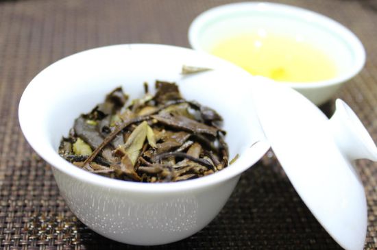 怎么撬老白茶茶餅不容易碎，福鼎白茶如何撬茶方法