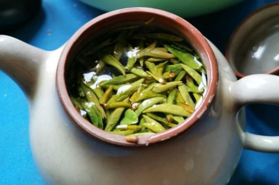 龍井茶放二年了能喝嗎，過期龍井茶的妙用！