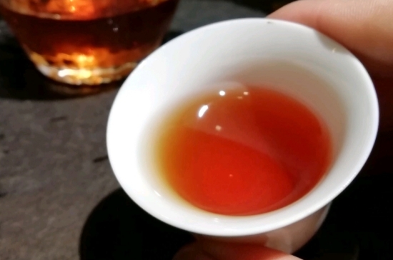 長(zhǎng)期喝巖茶會(huì)上火嗎？巖茶這樣喝了容易上火！