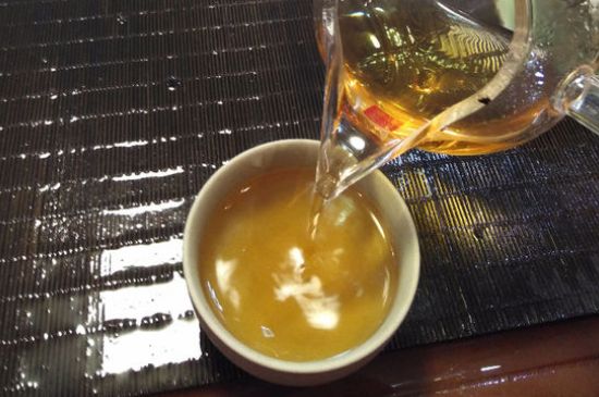 女人喝金駿眉的好處和壞處，女性喝金駿眉可減肥養(yǎng)顏