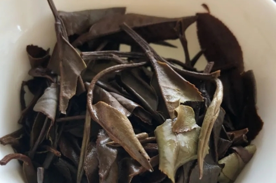 老白茶上火還是去火？夏季喝煮的老白茶會(huì)容易上火！